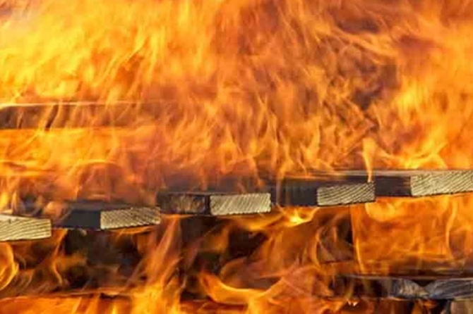 Более 100 человек эвакуировали из горящего отеля в Москве