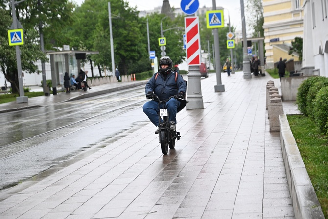 «Картина маслом»: автоэксперт оценил обсуждаемый запрет движения электросамокатов по тротуарам