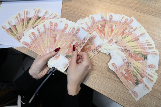 «Всегда жила неплохо»: экономист объяснил, почему средние зарплаты в НПФ превысили 500 тысяч рублей