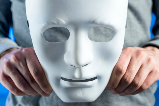 Психолог назвала мифом способность человека «читать» людей по лицу