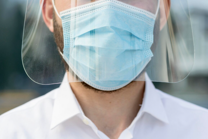 Академик РАН оценил риски пандемии из-за нового штамма коронавируса