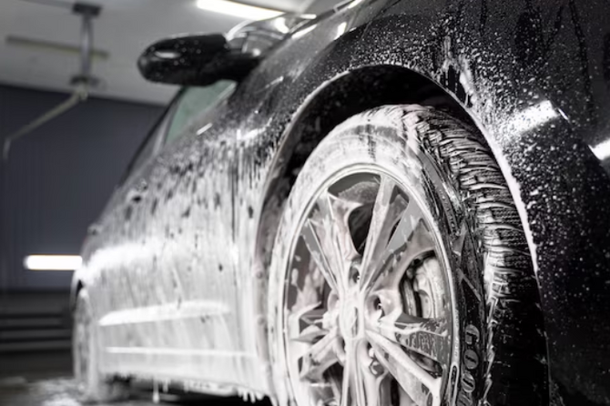Автовладельцам рассказали, почему мыть машину весной нужно особенно тщательно