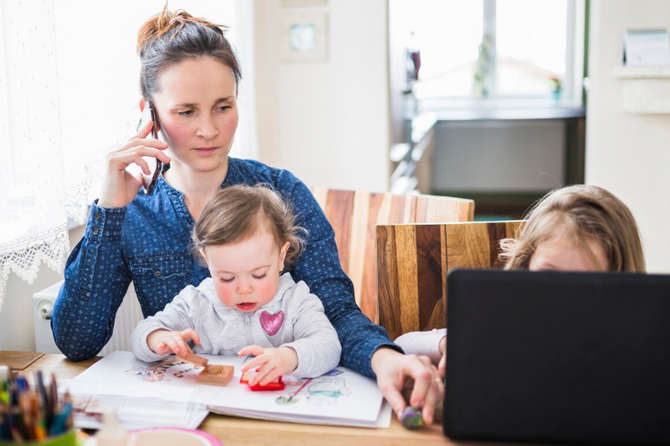 В России предложили закрепить право беременных и родивших на удаленку