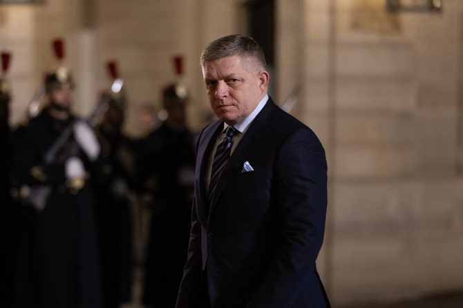 Фицо заявил, что русские встают на колени, только чтобы завязать шнурки