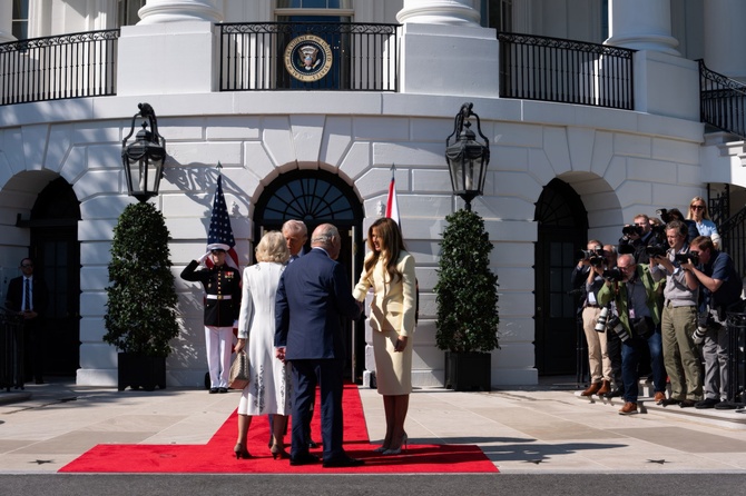 Эксперт заявила, что Трамп использовал жест доминирования в ходе общения с Карлом III