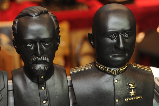 Бюсты Лаврентия Берии и Феликса Дзержинского на ХХ Международной выставке средств обеспечения безопасности государства «Интерполитех - 2016» на ВДНХ.