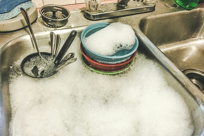 Врач объяснил долголетие женщин мытьем посуды