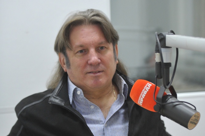 Юрий Лоза раскритиковал ИИ-хит Канье Веста «Silver Night». Его «Плот» лучше