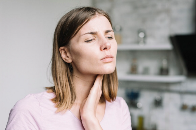 Врач назвала скрытые причины постоянного ощущения кома в горле