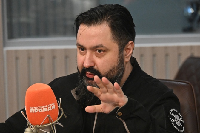 Почему Аким Апачев поёт на украинском языке