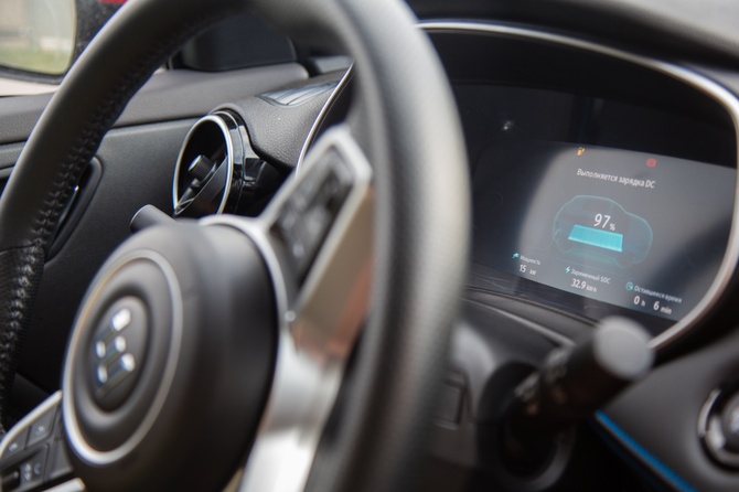 Эксперт назвал неожиданные летние угрозы для припаркованных автомобилей