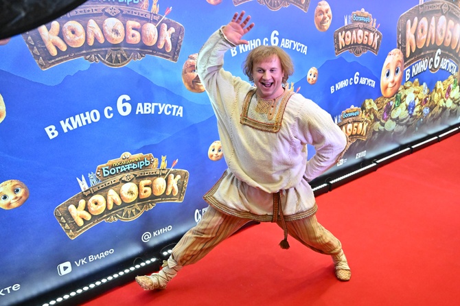 Актер Дмитрий Журавлев на премьеру фильма "Последний богатырь. Колобок" пришёл в образе.