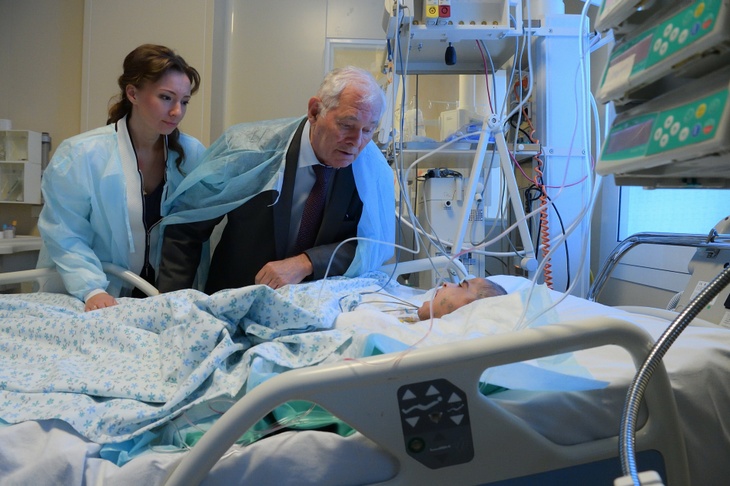 Кузнецова и Рошаль у больничной койки
