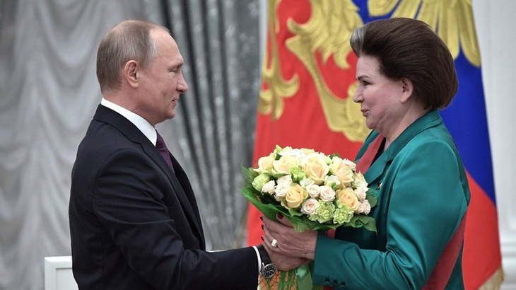 Путин награждает Терешкову