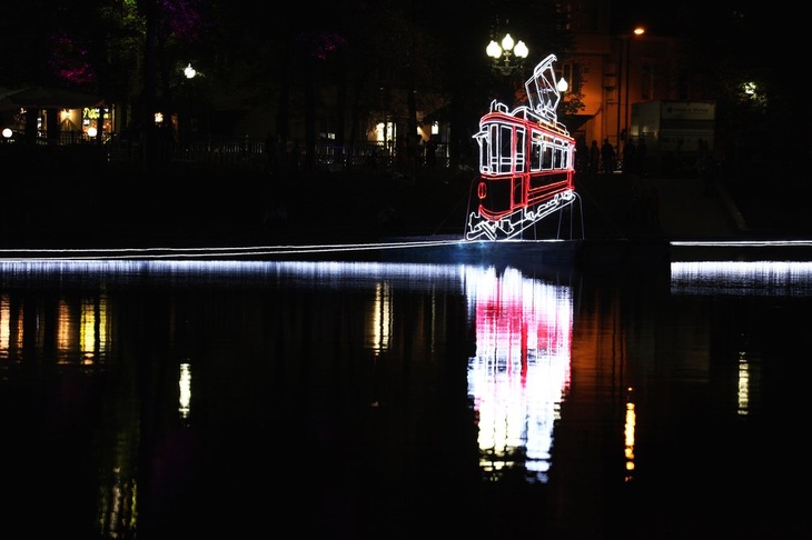 Неоновый трамвай