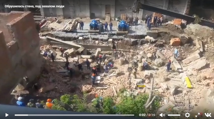 В Новосибирске рухнувшая стена дома накрыла 12 человек