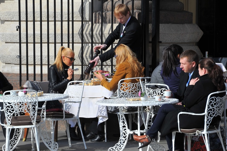 Российские кафе и рестораны начали тестировать систему электронных чаевых.