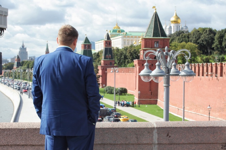Чиновник смотрит на Кремль