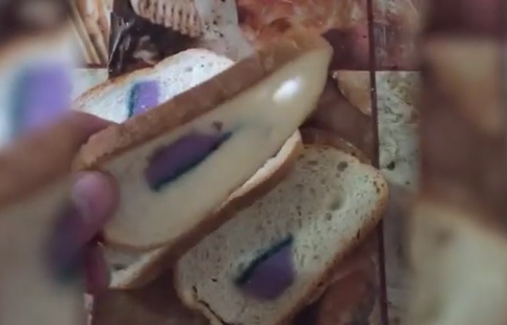 Житель Подмосковья купил хлеб, внутри которого «пряталась» губка для мытья посуды