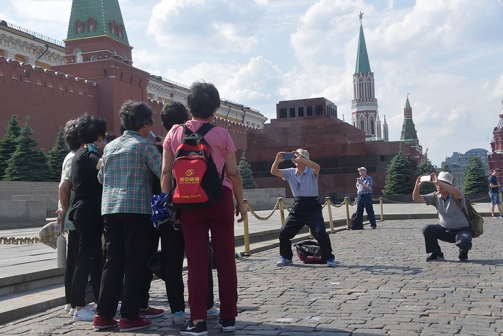 Кремль, туристы