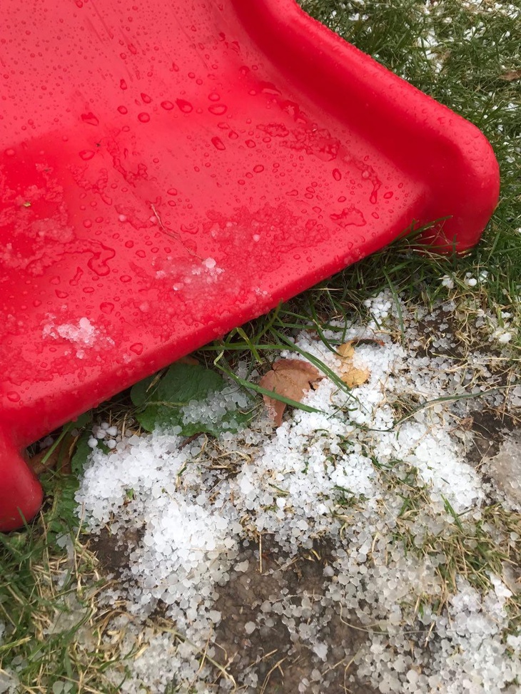 В Подмосковье выпал крупный град и прошел дождь