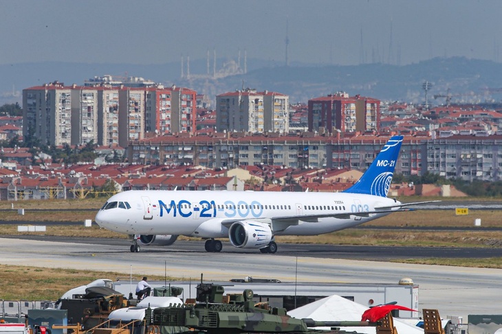 СМИ сообщили об экстренной посадке пассажирского самолета МС-21