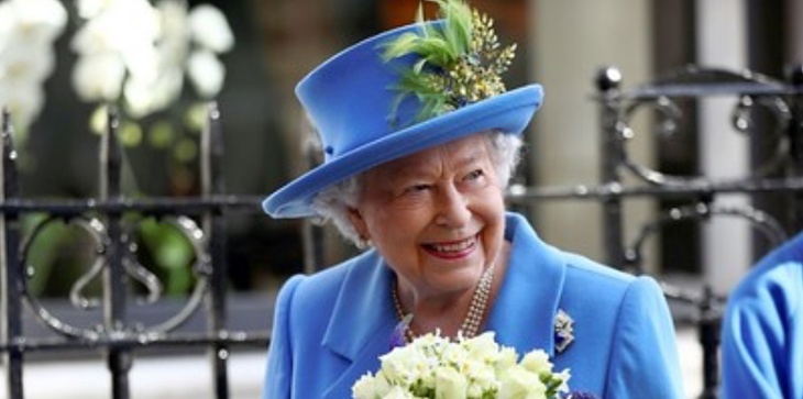 Королева скрывает свои наряды для скачек