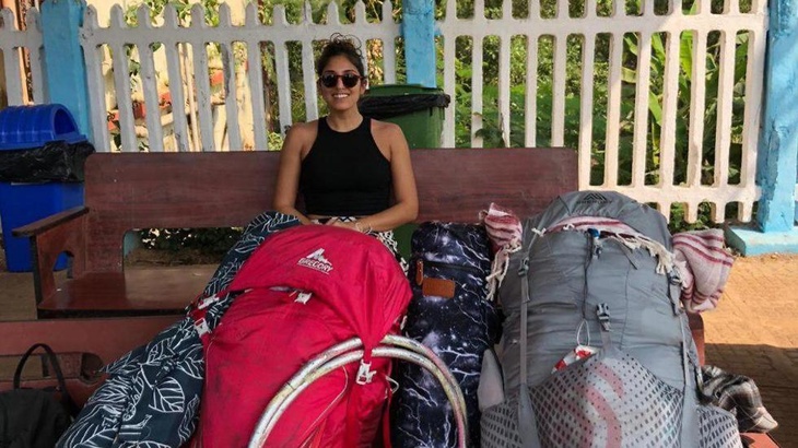 Наама Иссахар с тем самым багажом. Фото предоставлено семьей девушки для издания "Вести: Израиль по-русски"