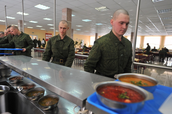 Борщ в армейской столовой