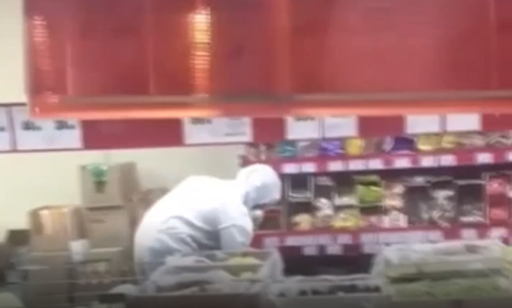В одном из магазинов Красноярского края продукты опрыскали химикатами 