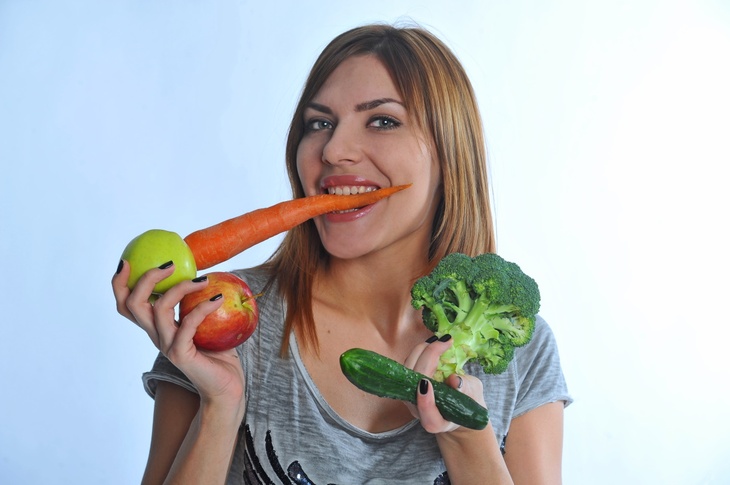 Девушка с морковкой