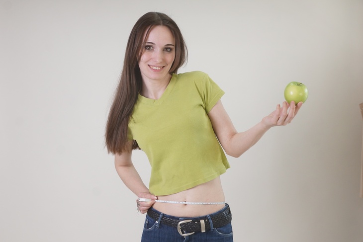 Девушка с яблоком