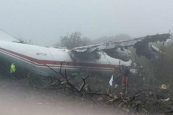 При экстренной посадке транспортного Ан-12 возле Львова погибли люди