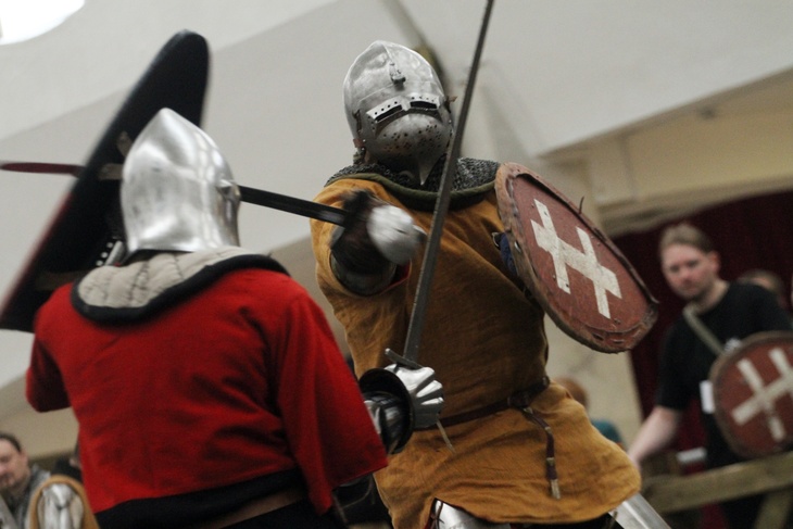 Реконструкторы: сцена средневекового боя на мечах