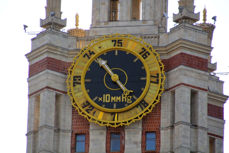 Барометр на башне Главного здания МГУ
