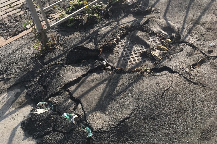 Мусор в асфальте