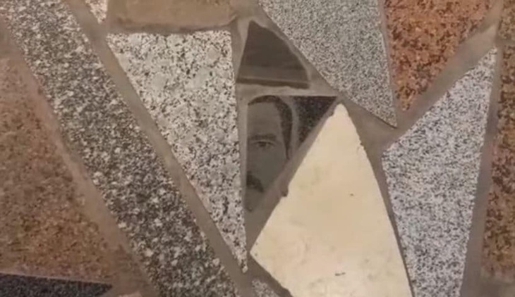 Мозаика из надгробных плит: дочь узнала фото похороненного отца на полу ТЦ