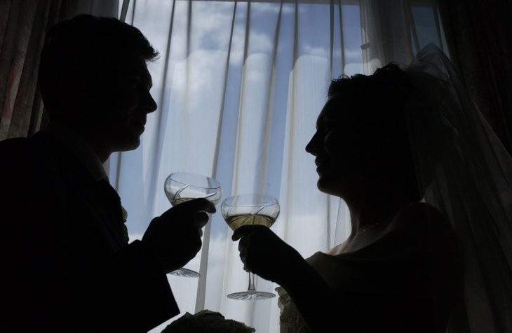 Молодожены с шампанским