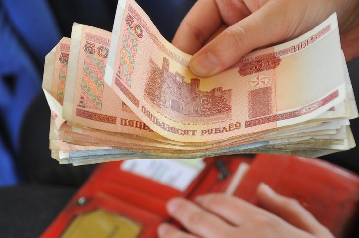 Белорусский «зайчик» «прыгнул» в топ-три «любимых» россиянами валют