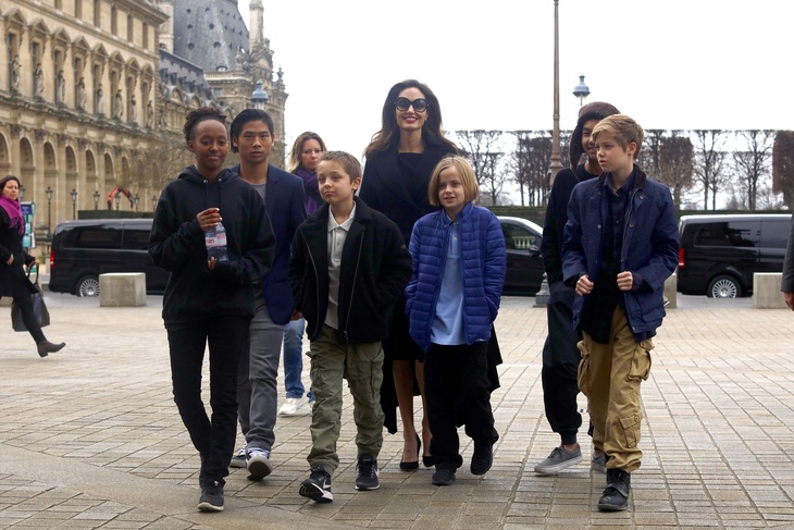 Анджелина Джоли со своими детьми