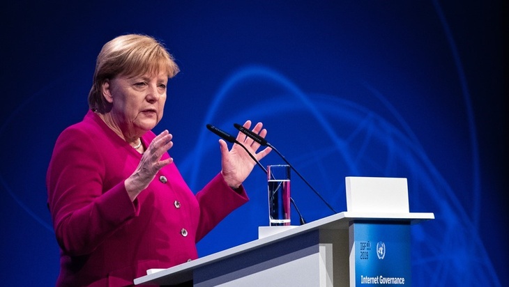 Меркель упала на сцене во время Берлинской конференции 