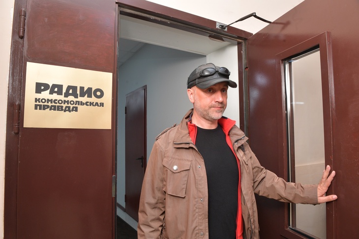 Захар Прилепин выходит из здания радио "Комсомольская Правда"