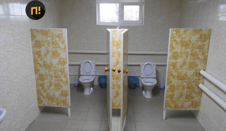 В орловской деревне чиновники собрались на торжественное открытие туалета 