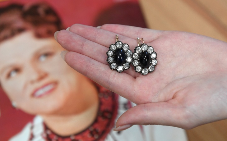 серьги Людмилы Зыкиной с бриллиантами и сапфирами