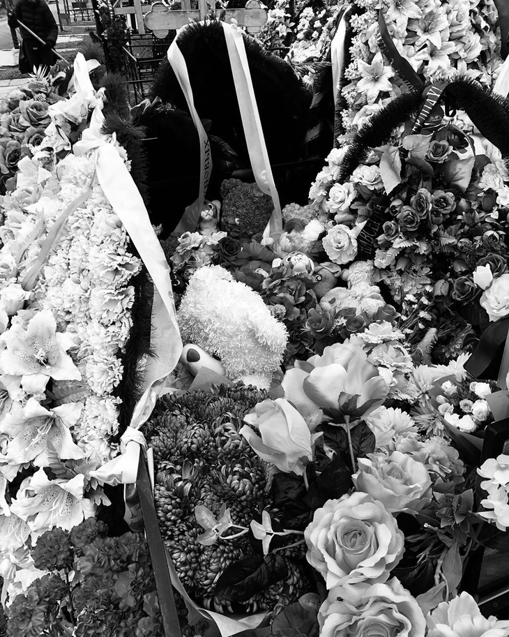Долина показала фото могилы Юлии Началовой, усыпанной цветами и игрушками 