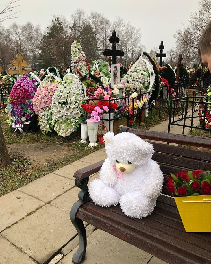 Долина показала фото могилы Юлии Началовой, усыпанной цветами и игрушками 