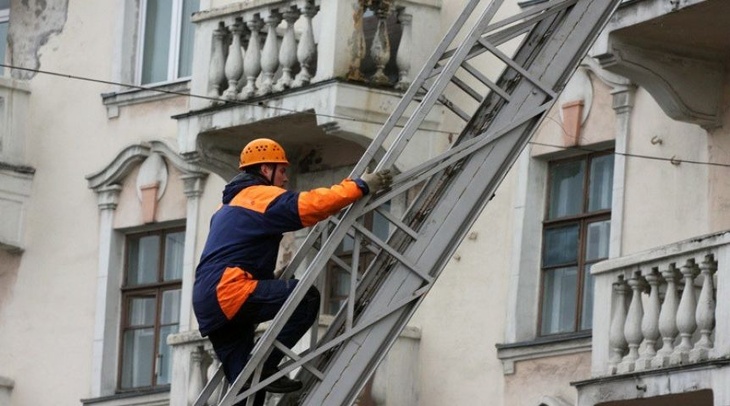 В Подмосковье спасатели освободили запертую на балконе женщину 