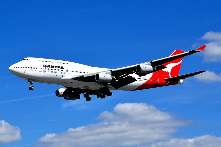 Самолет Qantas в небе