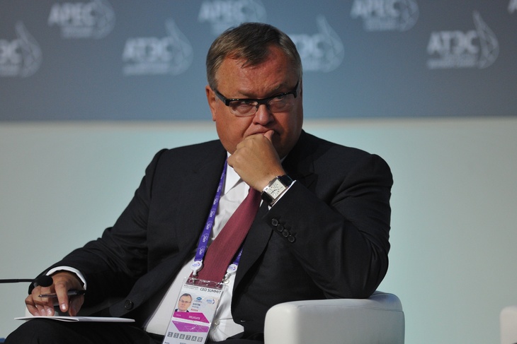 Глава ВТБ призывает хранить сбережения в рублях