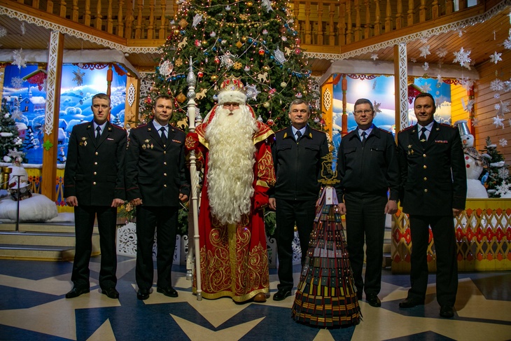 Сотрудники полиции подарили Деду Морозу елку «в погонах»